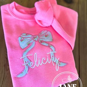 ユース刺繍入りボウスウェットシャツ 女の子用モノグラムボウセーター モノグラムシャツ 女の子用パーソナライズガールズクルーネックボウセーター 名前入り