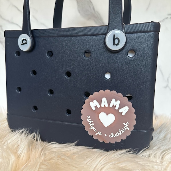 Bogg-Tasche mit individuellem Anhänger, Strandtaschen-Accessoire, personalisiert, Muttertagsgeschenk, individueller Taschenanhänger, Mama-Charm, Gummi-Einkaufstasche für Mama mit Acryl-Anhänger