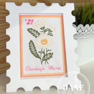 Arte floral estilo cottagecore, bordado personalizado, colgante de pared floral, decoración floral del mes de nacimiento, arte de sellos postales, arte inspirado en sellos, grandmillennial