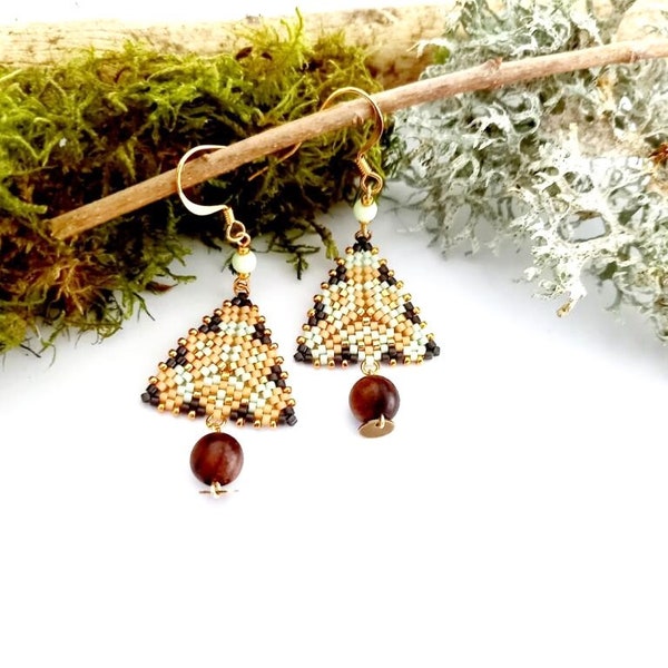 Boucles d'oreilles perles tissées main, de forme triangulaire, avec perles en bois de santal et sequins