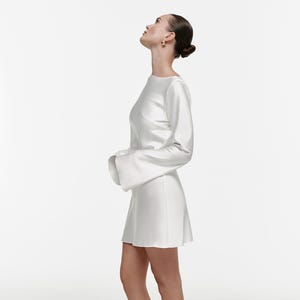 Minivestido de satén color marfil, vestido de fiesta de manga larga para mujer, elegante atuendo de cóctel, vestido minimalista para despedida de soltera, look elegante para boda civil.