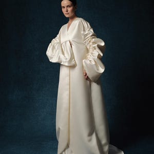 Brudkappa i satin med dramatiska ärmar och släp, elfenbensvit brudtäcke, modern brudceremoniaccessoar