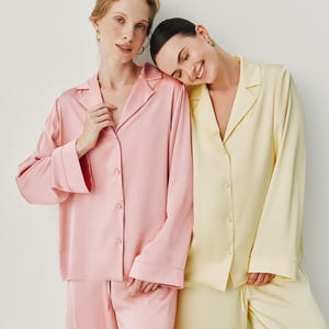 Bruidskostuum, satijnen pyjamaset bruid, 3-delige bruidsloungeset met bralettebroek en shirt, outfit bruidsochtend afbeelding 8