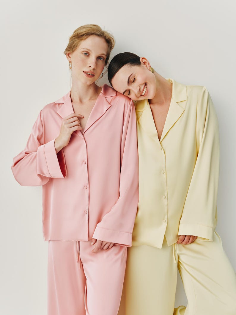 Bruidskostuum, satijnen pyjamaset bruid, 3-delige bruidsloungeset met bralettebroek en shirt, outfit bruidsochtend afbeelding 8