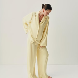 Bruidskostuum, satijnen pyjamaset bruid, 3-delige bruidsloungeset met bralettebroek en shirt, outfit bruidsochtend afbeelding 6