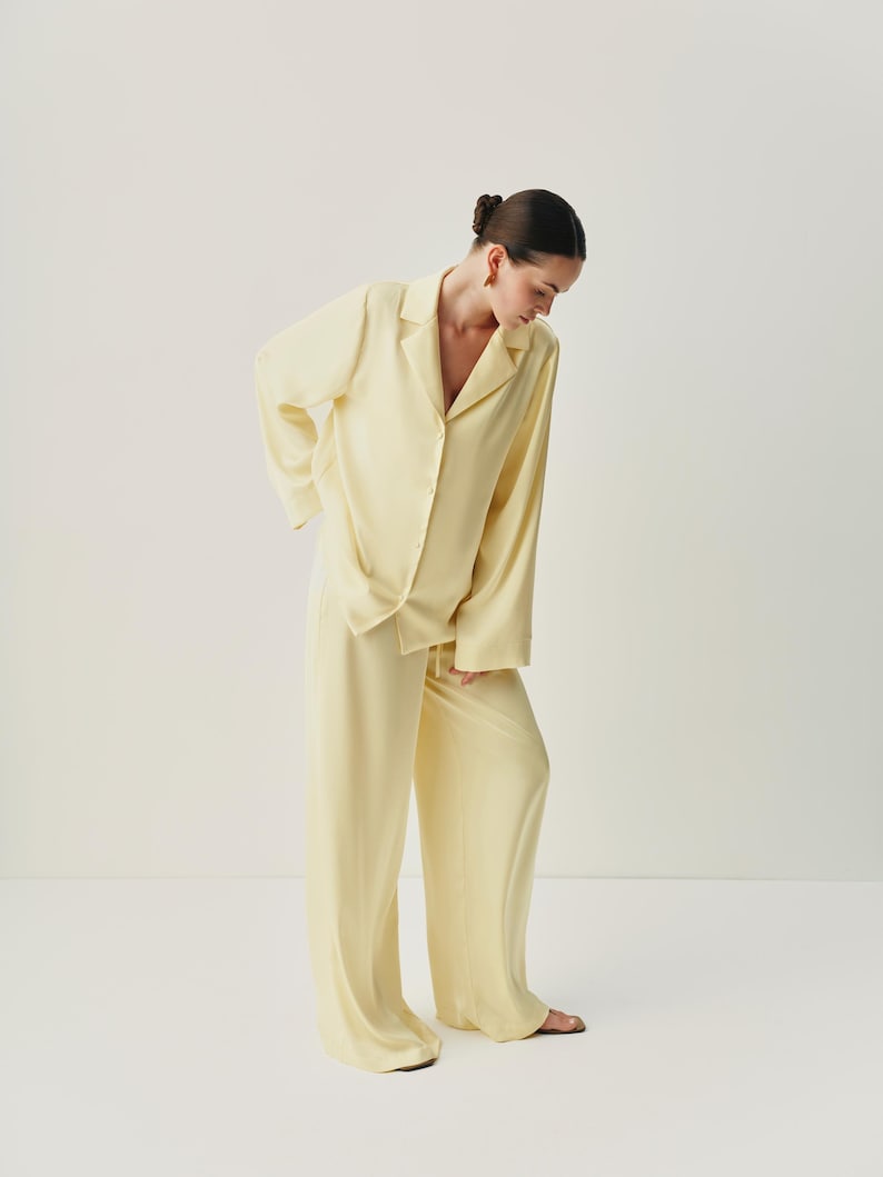 Bruidskostuum, satijnen pyjamaset bruid, 3-delige bruidsloungeset met bralettebroek en shirt, outfit bruidsochtend afbeelding 6