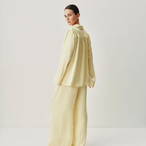 Bruidskostuum, satijnen pyjamaset bruid, 3-delige bruidsloungeset met bralettebroek en shirt, outfit bruidsochtend afbeelding 7