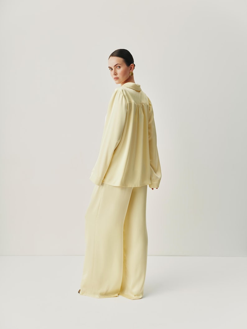 Bruidskostuum, satijnen pyjamaset bruid, 3-delige bruidsloungeset met bralettebroek en shirt, outfit bruidsochtend afbeelding 7