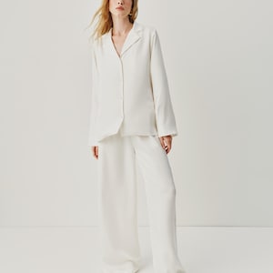 Bruidskostuum, satijnen pyjamaset bruid, 3-delige bruidsloungeset met bralettebroek en shirt, outfit bruidsochtend afbeelding 12