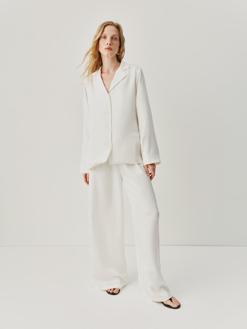 Bruidskostuum, satijnen pyjamaset bruid, 3-delige bruidsloungeset met bralettebroek en shirt, outfit bruidsochtend afbeelding 12