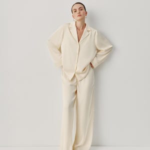 Bruidskostuum, satijnen pyjamaset bruid, 3-delige bruidsloungeset met bralettebroek en shirt, outfit bruidsochtend afbeelding 11