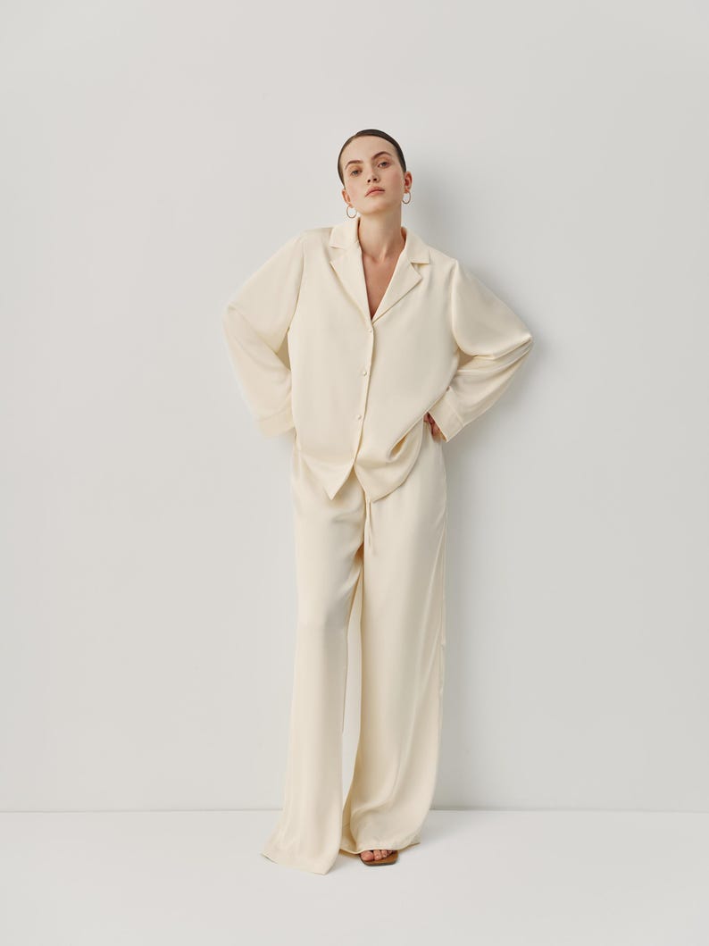 Bruidskostuum, satijnen pyjamaset bruid, 3-delige bruidsloungeset met bralettebroek en shirt, outfit bruidsochtend afbeelding 11