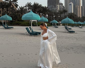 Conjunto de satén para mujer, elegante atuendo para prepararse para la boda, conjunto de bata blanca de 3 piezas, pantalón y bralette, ideal para la luna de miel o para un resort.