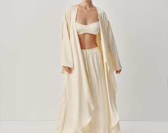 Bruidskostuum, satijnen 3-delige set met badjas, broek en bralette, moderne ochtendlook voor bruid