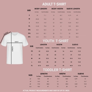 以下が含まれることがあります： 大人、子供、幼児のTシャツのサイズ測定値をインチとセンチメートルで示した表。表には、胴回り、身幅、袖丈が含まれています。