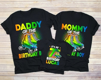 Puede incluir: Un conjunto de tres camisetas negras con texto y gráficos coloridos. Las camisetas dicen "Papá del niño de cumpleaños", "Mamá del niño de cumpleaños" y "Es mi 7º cumpleaños Lucas". Los gráficos son de patines.