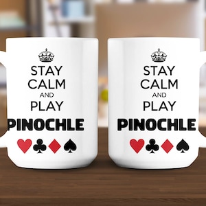 Caneca Stay Calm and Play Pinochle, presente para amantes de jogos de Pinochle, caneca para jogos de cartas, xícara de café para entusiastas de Pinochle, caneca para jogadores