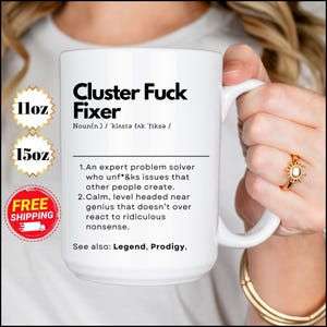 Puede incluir: Taza de cerámica blanca con un diseño en blanco y negro que dice "Cluster Fuck Fixer" y una definición del término. La taza es de 11 oz o 15 oz.