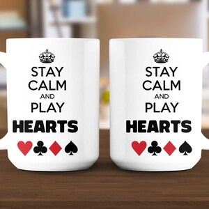 Taza con texto en inglés "Stay Calm and Play Hearts", divertida taza de café con naipes, regalo para amantes del póquer, taza única para jugadores, taza para entusiastas de los juegos de cartas