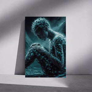 Puede incluir: Impresión de arte digital que presenta una figura sentada con una apariencia texturizada y orgánica. La obra de arte es predominantemente verde azulado y azul oscuro, con la forma de la figura detallada con formas bulbosas. El fondo sugiere un paisaje montañoso.