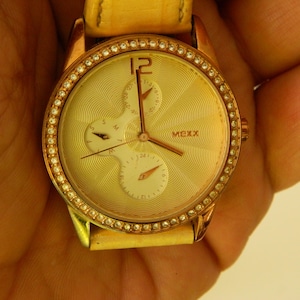 Reloj Mexx de piel con detalles de piedras para mujer: diseño elegante y chic