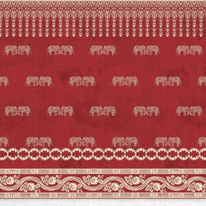 Puede incluir: Una tela de color rojo intenso con un patr&oacute;n repetitivo de elefantes blancos dispuestos en filas horizontales. El dise&ntilde;o incluye intrincados bordes florales y geom&eacute;tricos blancos en la parte superior e inferior, con una textura visible en todo el material.