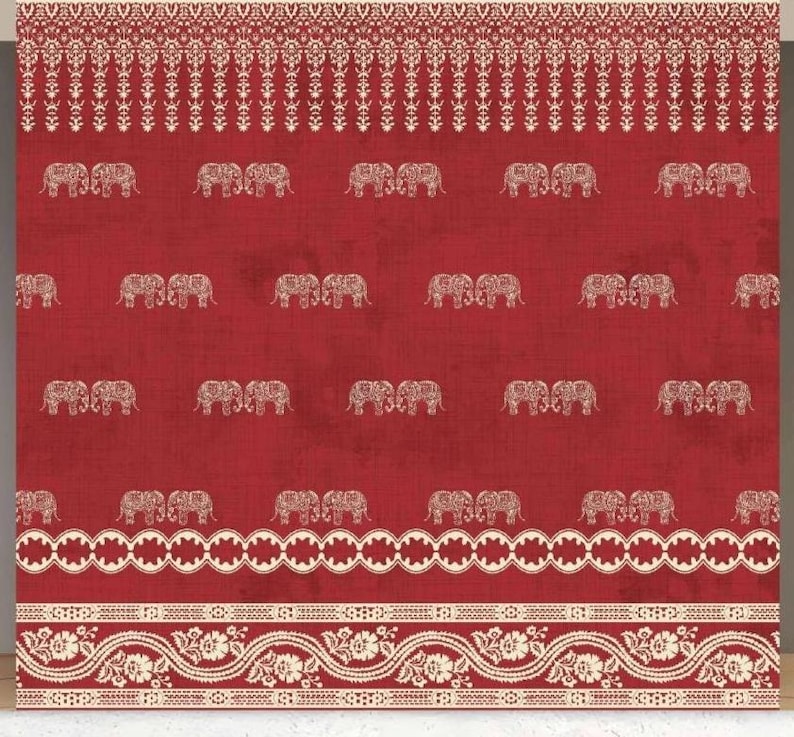 Puede incluir: Una tela de color rojo intenso con un patr&oacute;n repetitivo de elefantes blancos dispuestos en filas horizontales. El dise&ntilde;o incluye intrincados bordes florales y geom&eacute;tricos blancos en la parte superior e inferior, con una textura visible en todo el material.