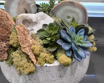 Stora arrangemang av konstgjorda suckulenter och geodeblomster.