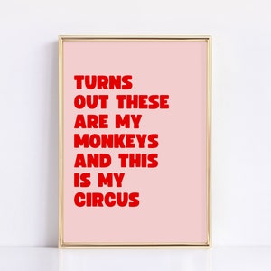 Może przedstawiać: Różowy wydruk w ramie z tekstem "TURNS OUT THESE ARE MY MONKEYS AND THIS IS MY CIRCUS" w kolorze czerwonym.