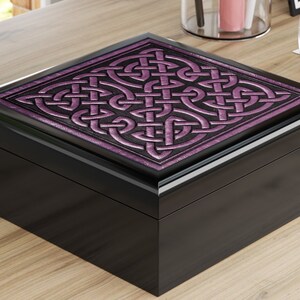 Royal Irish Purple Celtic Knot Gift and Jewelry Box na skarby, drobiazgi i pamiątki. Utrzymuj swoje wyjątkowe rzeczy w porządku.