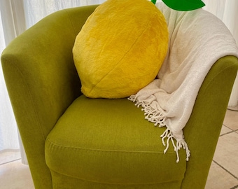 Riesiges handgefertigtes Zitronenkissen – Plüschiges Fruchtkissen, Geschenkidee für Wohnzimmer, Sofa und Küche, 53 x 31 cm, originell geformtes Kissen, lustige Dekoration