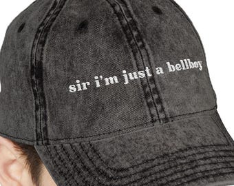 Geborduurde vintage baseballpet met de tekst "Just a Bellboy" | Vervaagde pet geïnspireerd op hockeyromantiek