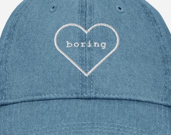 Geborduurde denim pet met saai hart | Op hockeyroman geïnspireerde honkbalhoed