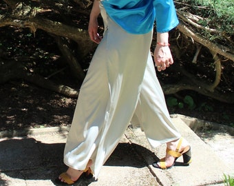 Relaxing playful silk trousers  MOHITO