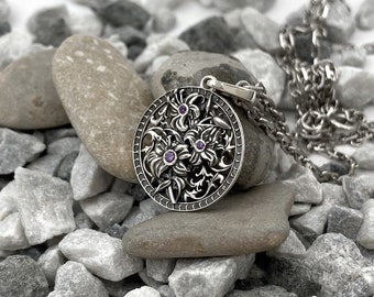 Collar con colgante de lirio de plata de ley oxidada hecho a mano: joyería floral