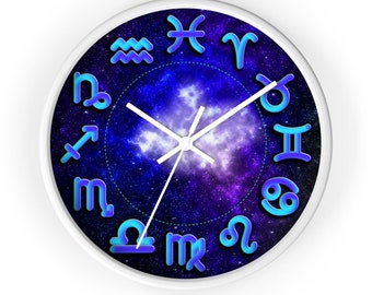 Puede incluir: Un reloj redondo blanco con un fondo de galaxia azul y morado. La esfera del reloj presenta los doce signos del zodíaco en azul con contornos blancos.