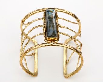 Labradorite bar on wide brass wire cuff, Very wide brass frame cuff with hollow textured wire tracery,labradorite statement cuff