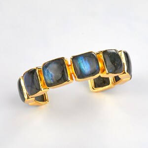 Brazalete de cadena con piedra labradorita cuadrada con nueve almohadillas, brazalete con botón de labradorita engastado, brazalete con motivo del nacimiento de diciembre