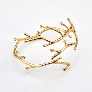 Armband med knoppande gren i mässingstråd, enkel manschett med trädgren