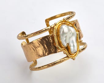 Grande manchette en perles baroques sur large manchette en fil de laiton et bracelet, fil de laiton texturé et manchette en métal, manchette en perles baroques texturées, manchette tendance
