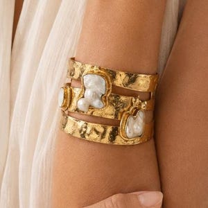 Barock pärlarmband, pärlemormanschett i mässing, texturerat brett statementarmband, hantverkspärlsmycken