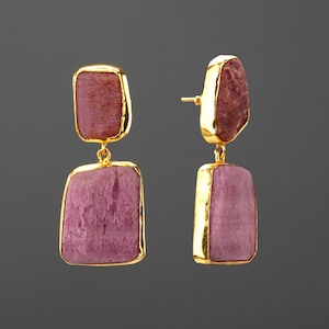 Pendientes llamativos de rubí en bruto, pendientes colgantes con engaste dorado, pendientes de piedra rubí natural, pendientes colgantes de piedra preciosa rosa, joyería bohemia
