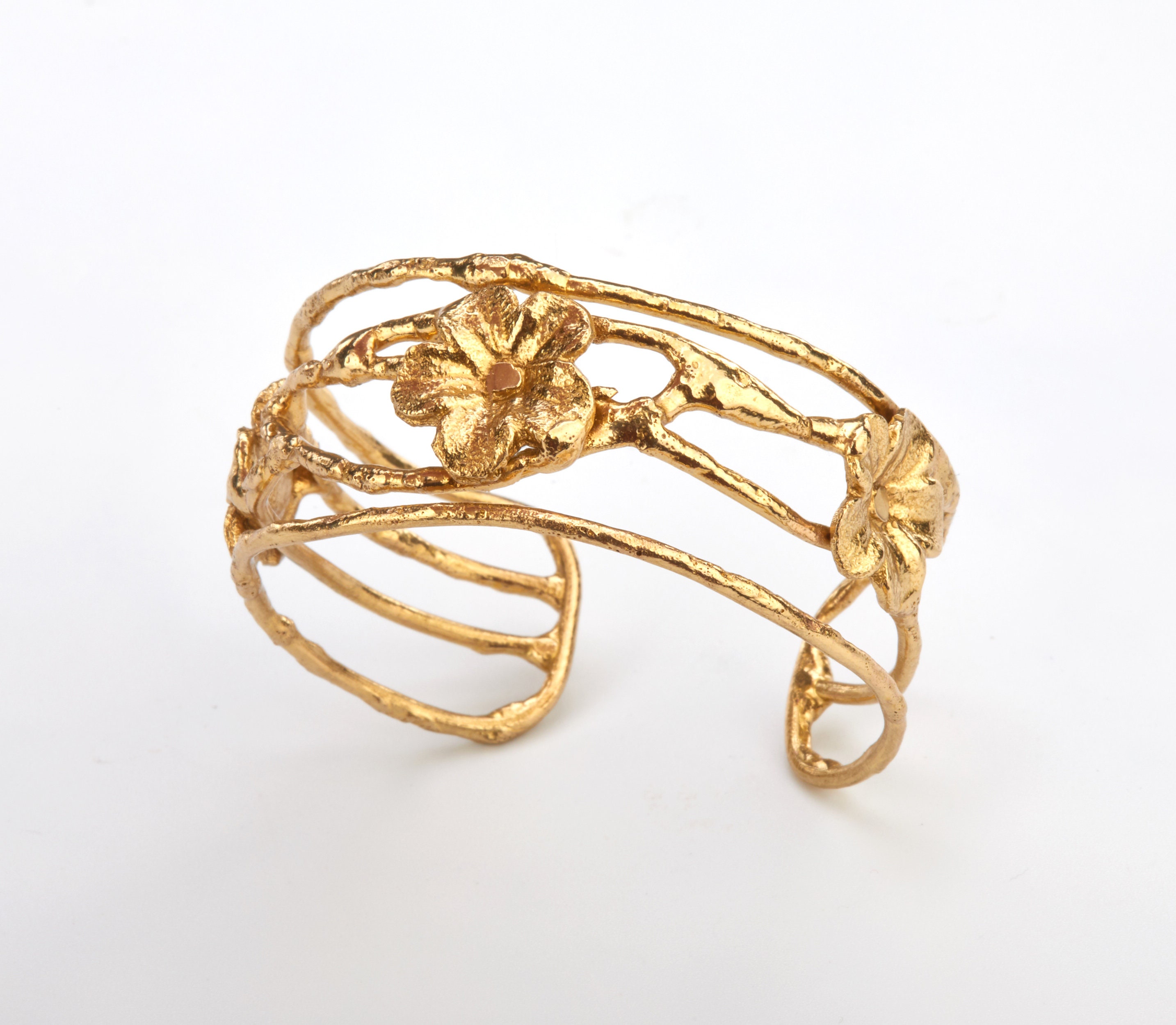 Bracelet manchette fleur sur fil métallique doré, manchette fleur flottante en laiton sur fil métallique ondulé, manchette fleur sur rivière, manchette superposable au quotidien
