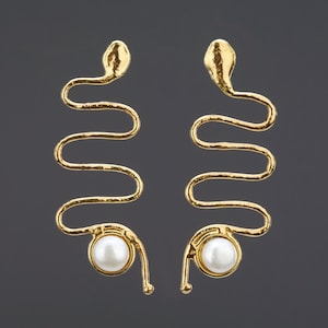 Pearl on snake wire earrings, gold tone serpentine wire earring,snake form wire earring,pearl earring