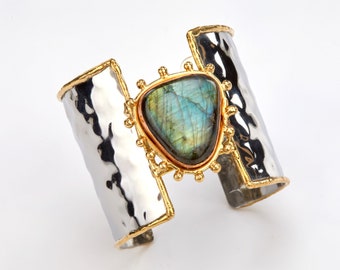 Grande manchette en labradorite sur large bande en acier inoxydable, manchette en acier martelé cerclée de laiton, manchette en labradorite incandescente, manchette tendance