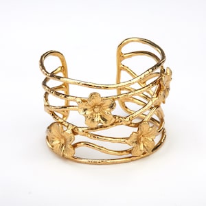 Wide gold tone flower on wire frame cuff bracelet, Brass floating flower on wavy wire cuff,flower on river cuff,everyday cuff