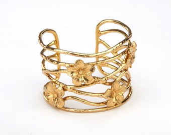 Wide gold tone flower on wire frame cuff bracelet, Brass floating flower on wavy wire cuff,flower on river cuff,everyday cuff