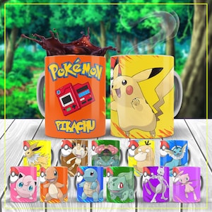 Może przedstawiać: Zestaw 12 ceramicznych kubków do kawy z różnymi postaciami Pokemonów. Kubki są białe z kolorowymi wzorami. Wzory obejmują Pikachu, Bulbasaura, Charmandera, Squirtle'a i wiele innych.