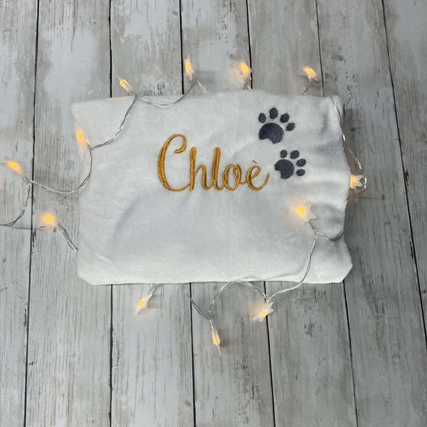 Personalized blanket for dogs and cats, embroidered with name and paw design