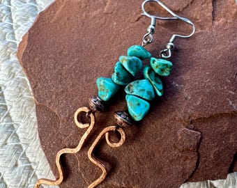 Handgefertigte Ohrringe aus gefärbtem Howlith und Kupfer in Wellenform | Hängeohrringe | Handgefertigter Edelsteinschmuck